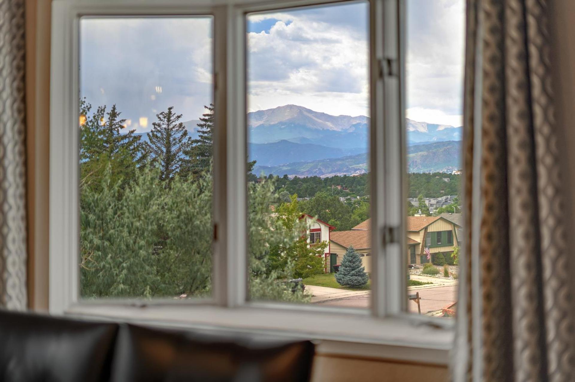 Colorado Retreat-King-Pikes Peak View-Foosball