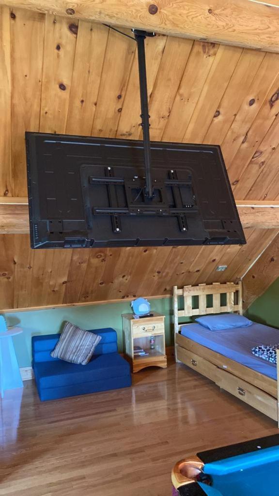 Lake side escape (log home)