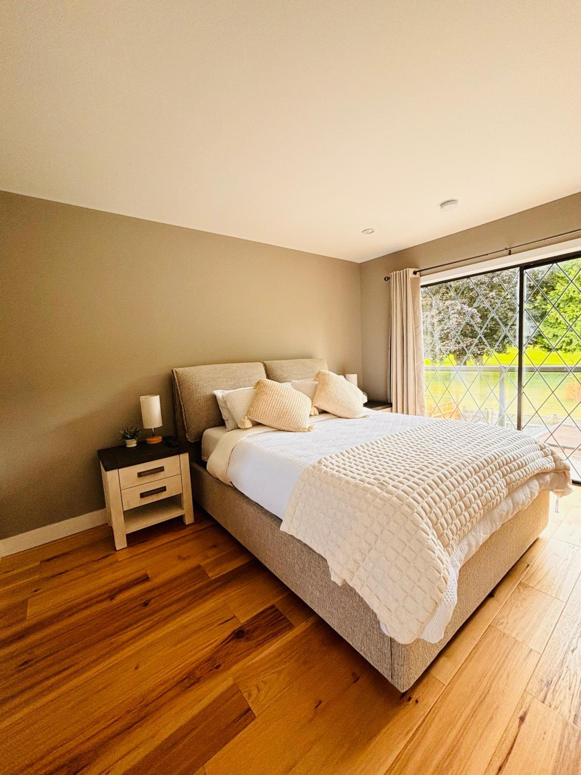 Oceanside Manor - Fancy Room - Golf course & Beach View