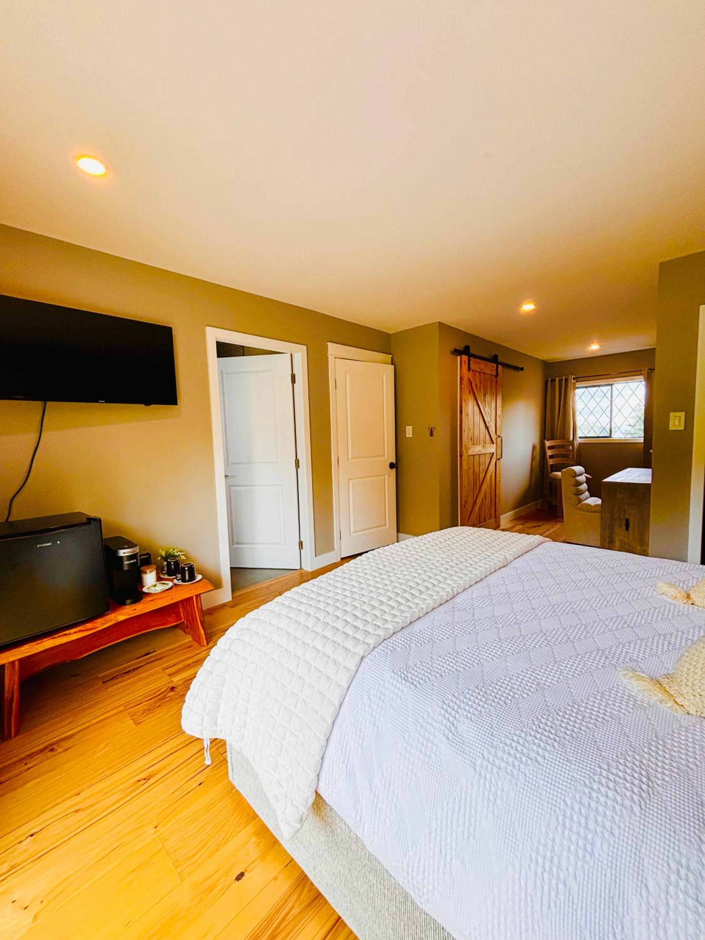 Oceanside Manor - Fancy Room - Golf course & Beach View
