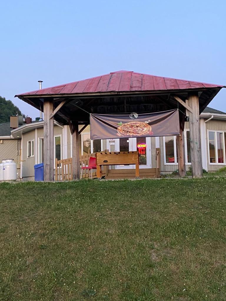 Lake side escape (log home)
