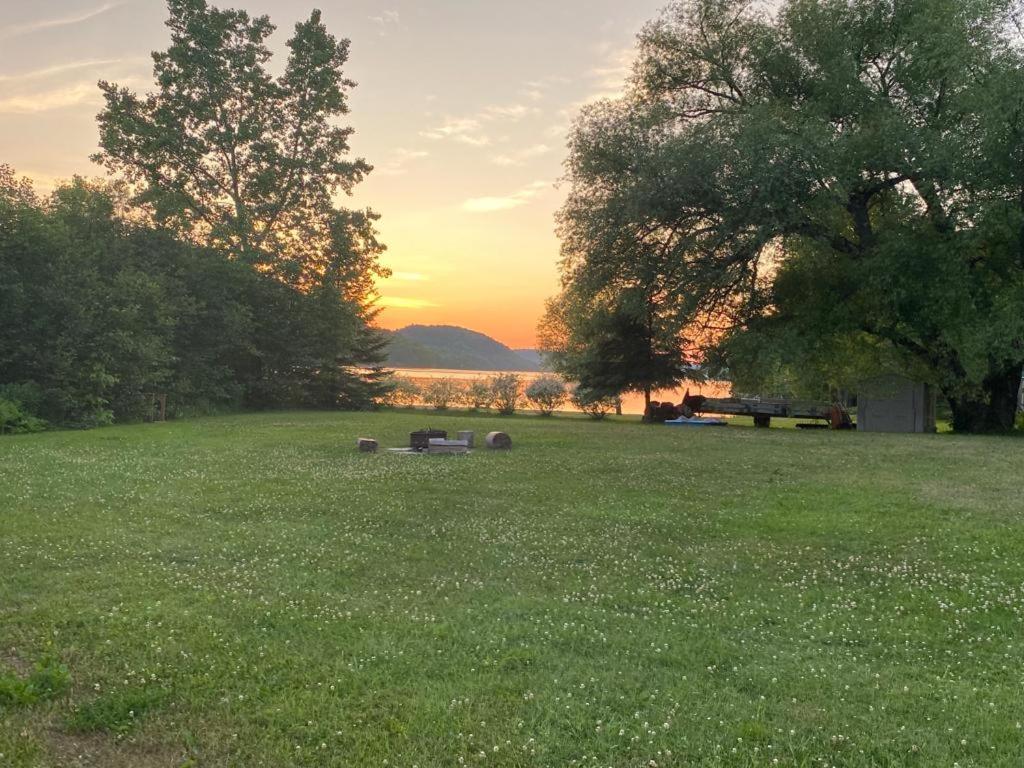 Lake side escape (log home)