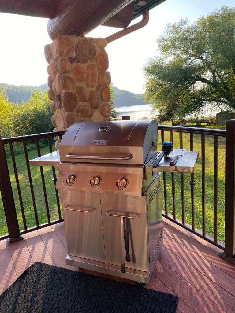 Lake side escape (log home)