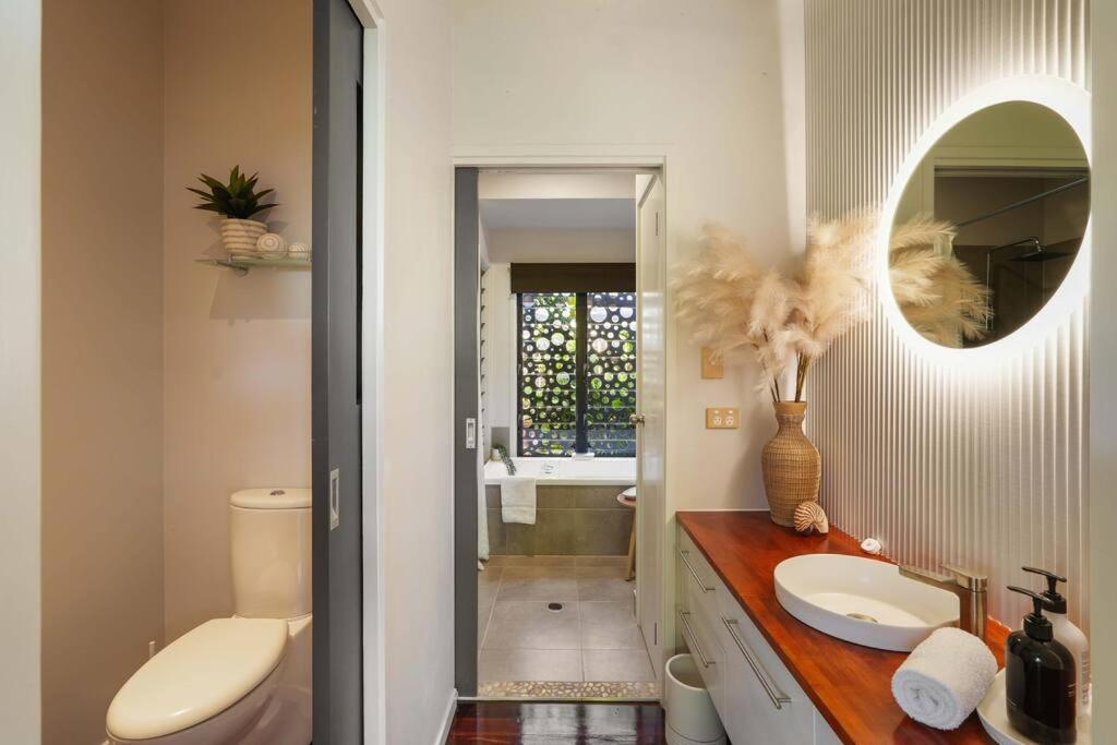 Living On The Edge - A Private Oasis in Paradise
