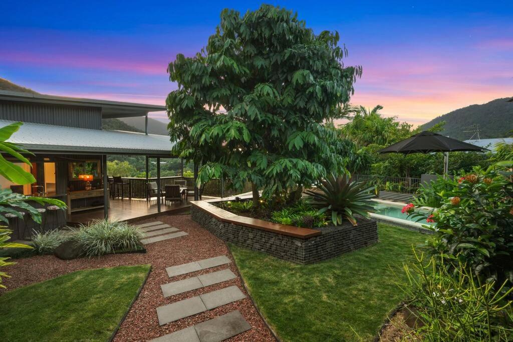 Living On The Edge - A Private Oasis in Paradise