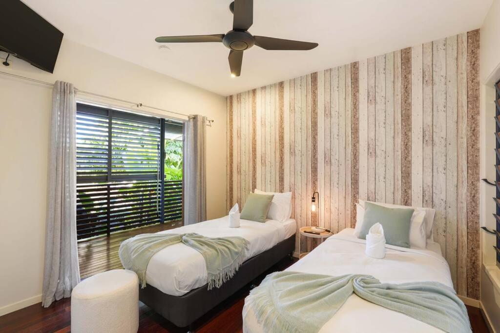 Living On The Edge - A Private Oasis in Paradise