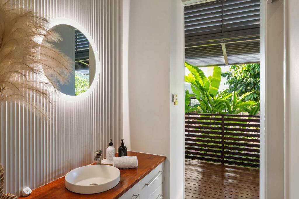Living On The Edge - A Private Oasis in Paradise