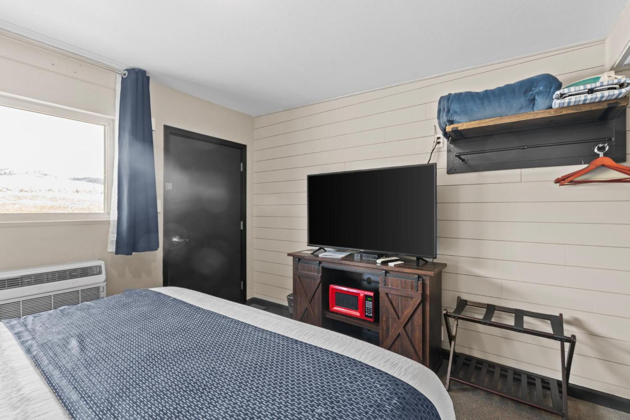 Lost Trail Resort - Riverside Rooms - Near Hot Pools