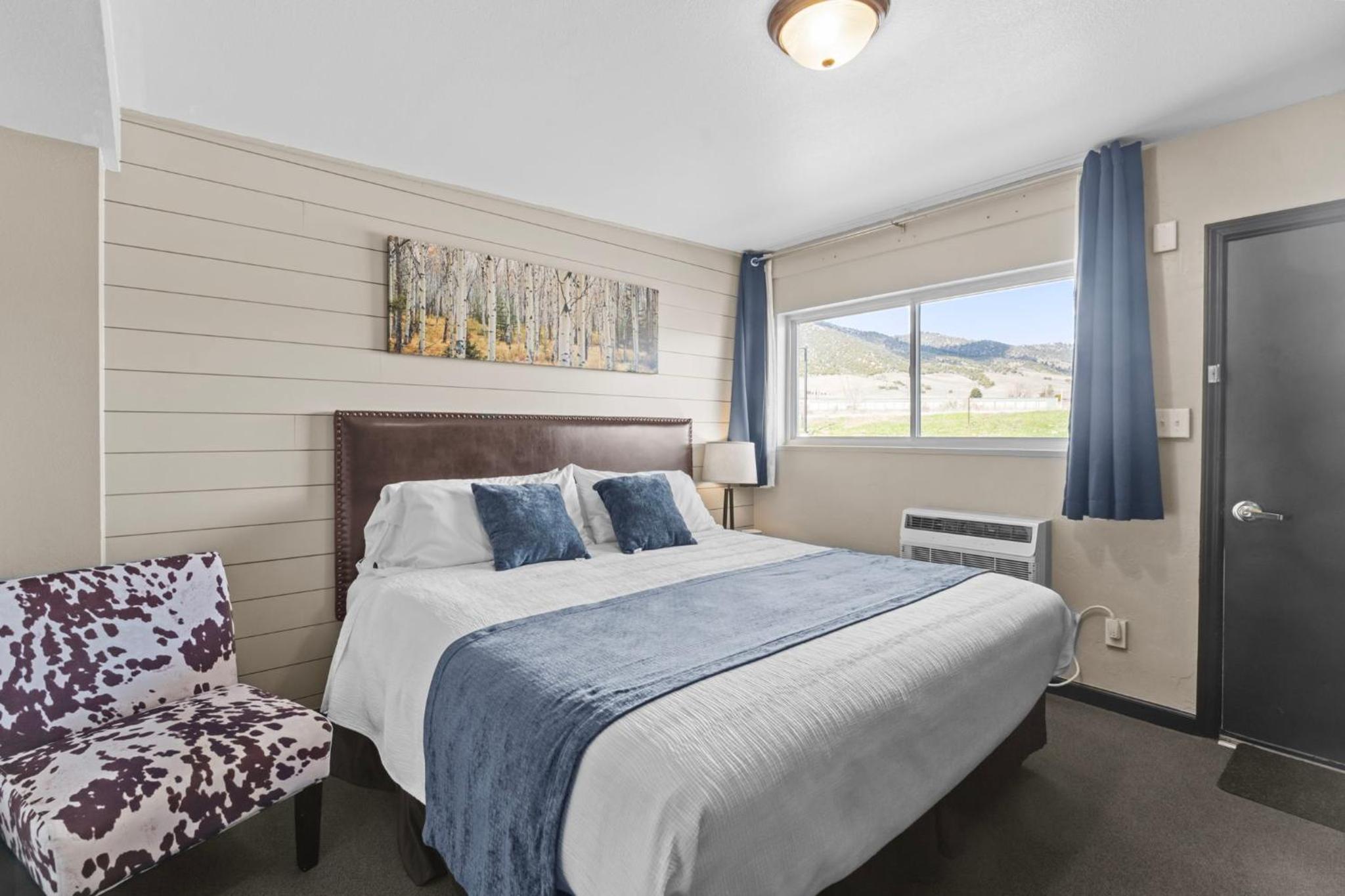 Lost Trail Resort - Riverside Rooms - Near Hot Pools