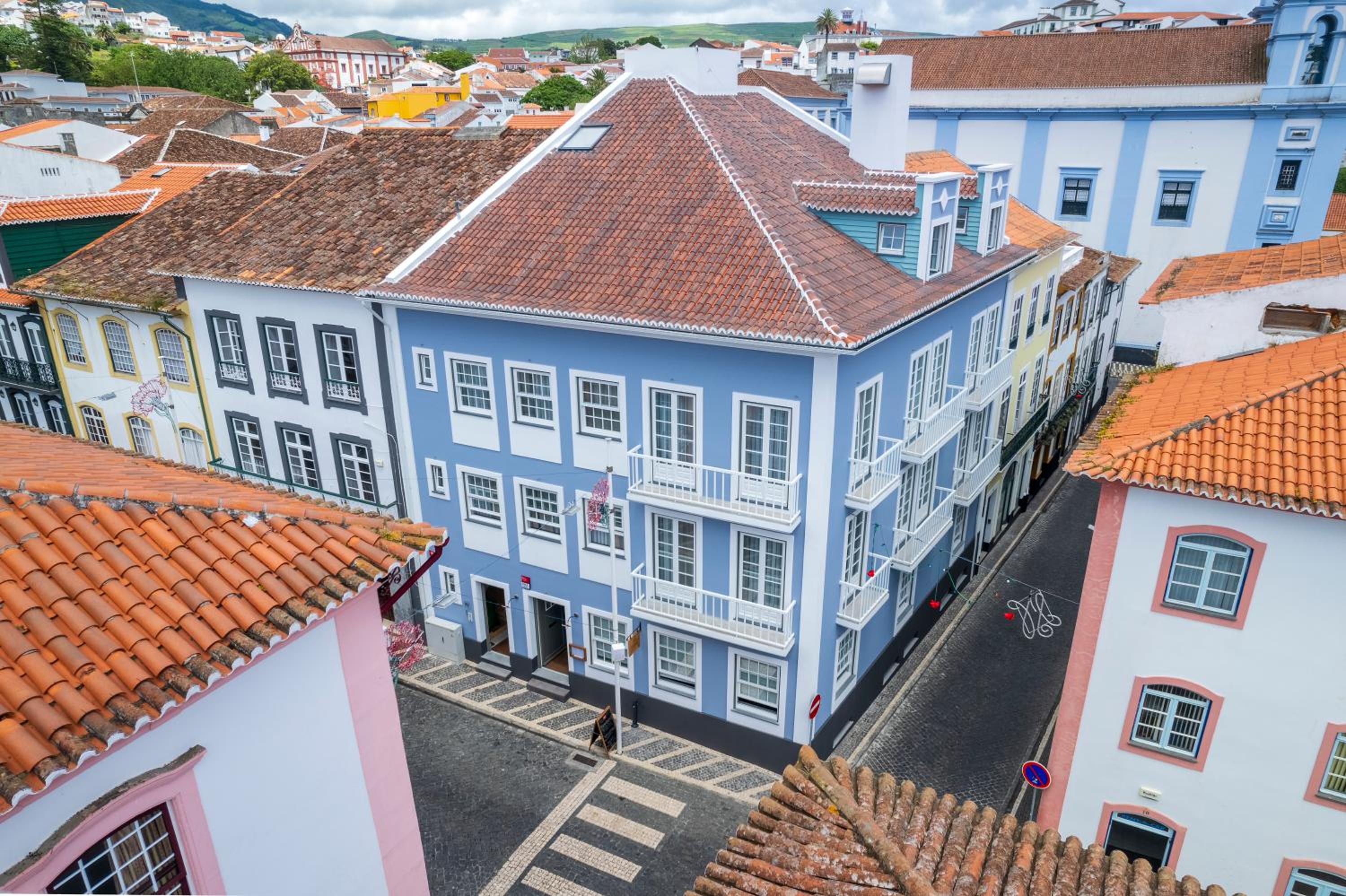 Azimute 2 - T0 Moderno Centro Histórico Angra view 2