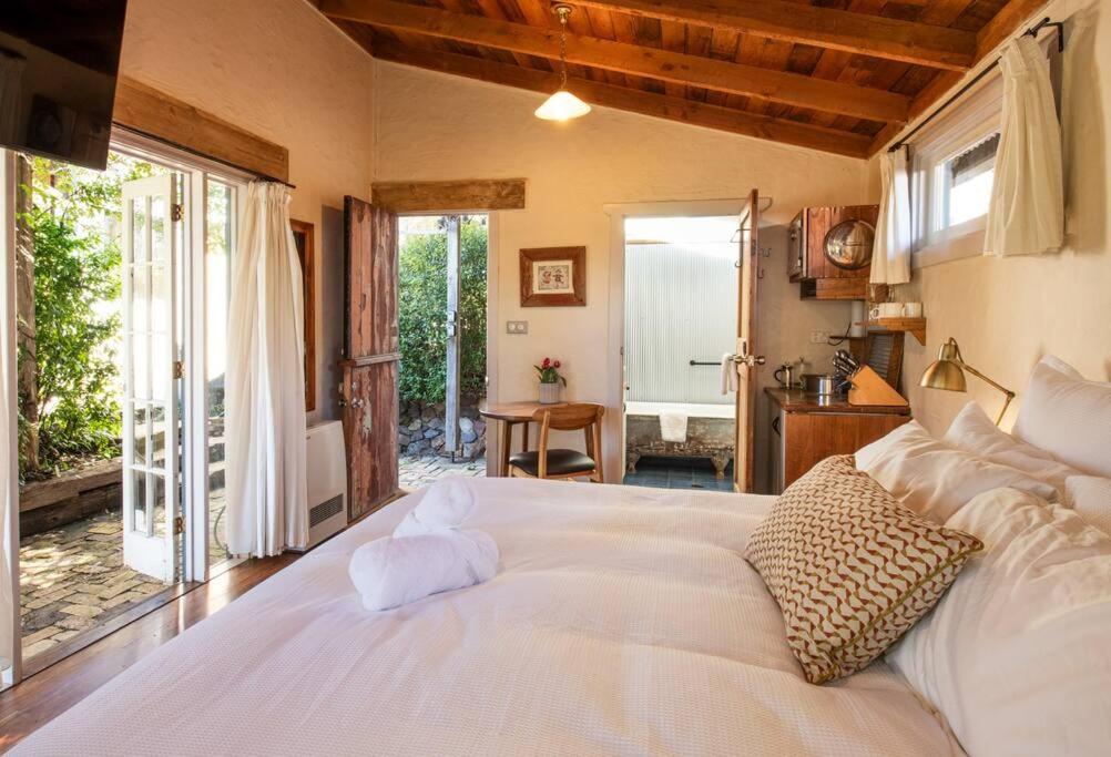 Luxury Studio with Hot Tub in Leura