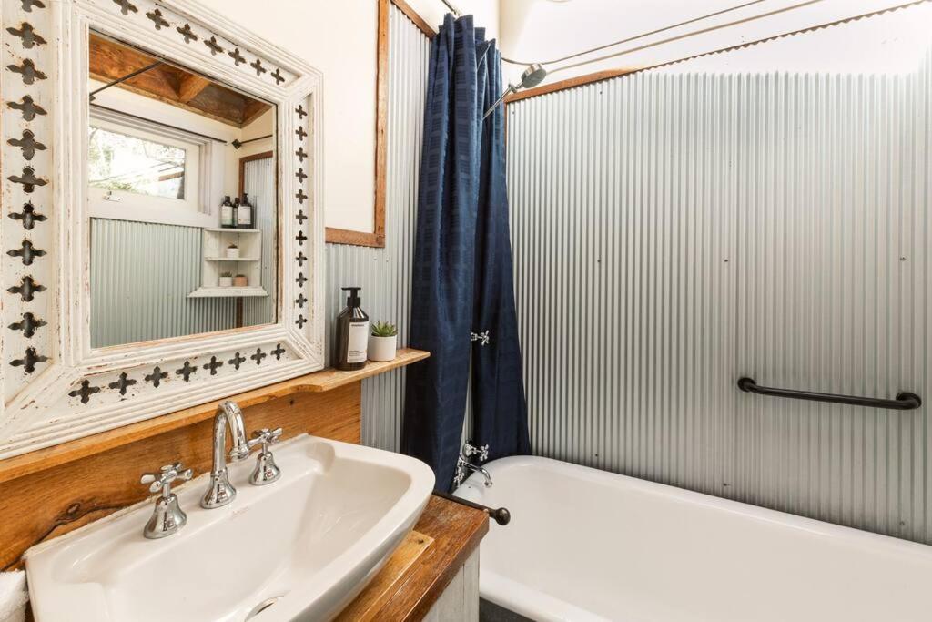 Luxury Studio with Hot Tub in Leura