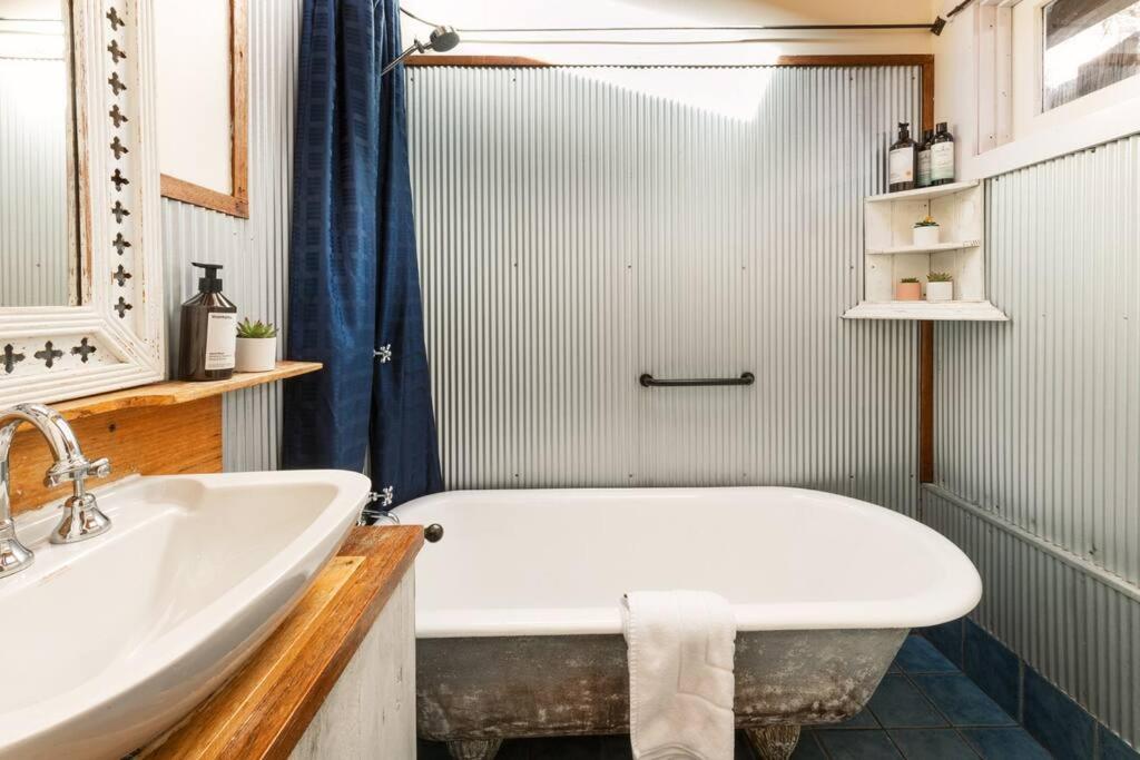 Luxury Studio with Hot Tub in Leura