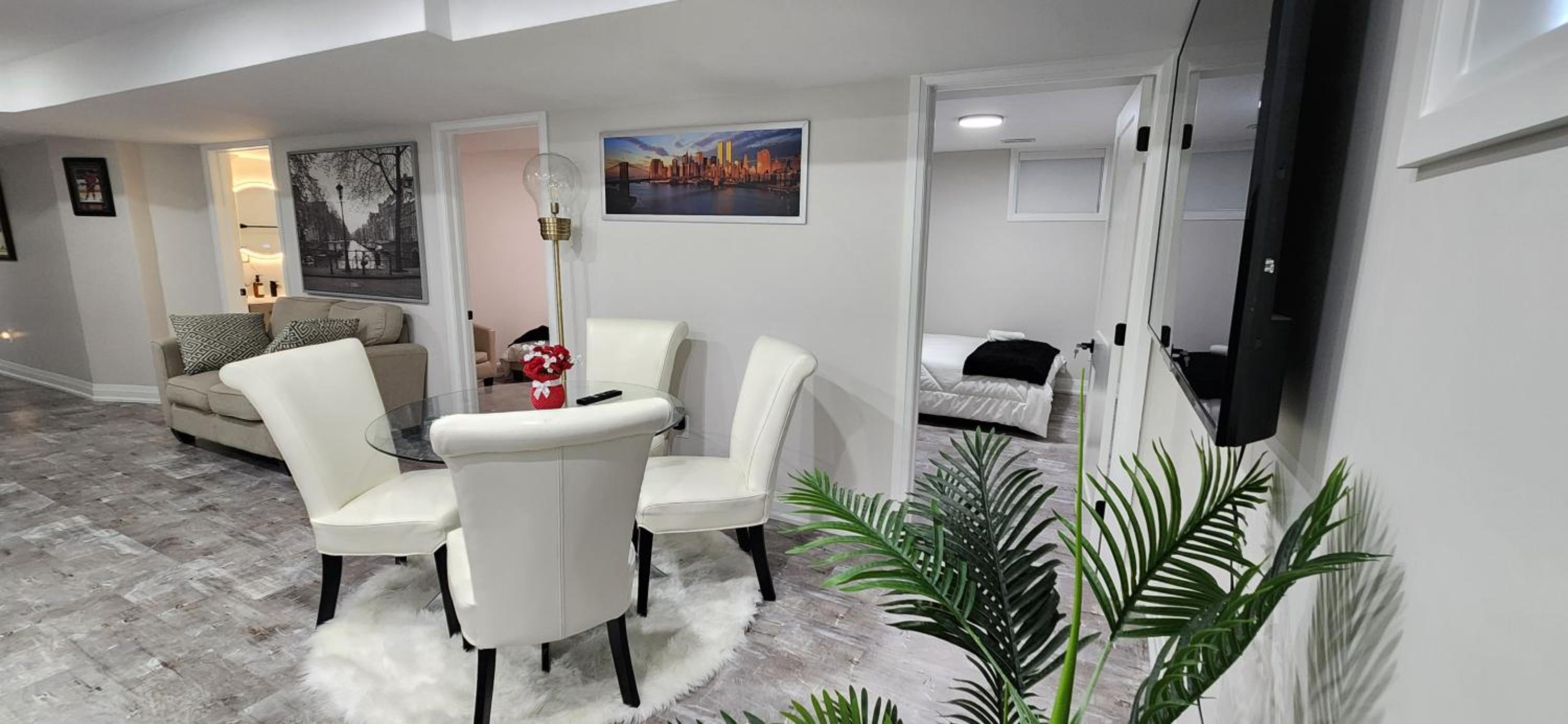 Kitchener Vacations - Cozy 2 Bedroom Home with Private Side Entrance  Self Check-in Kitchener - Property Image 35