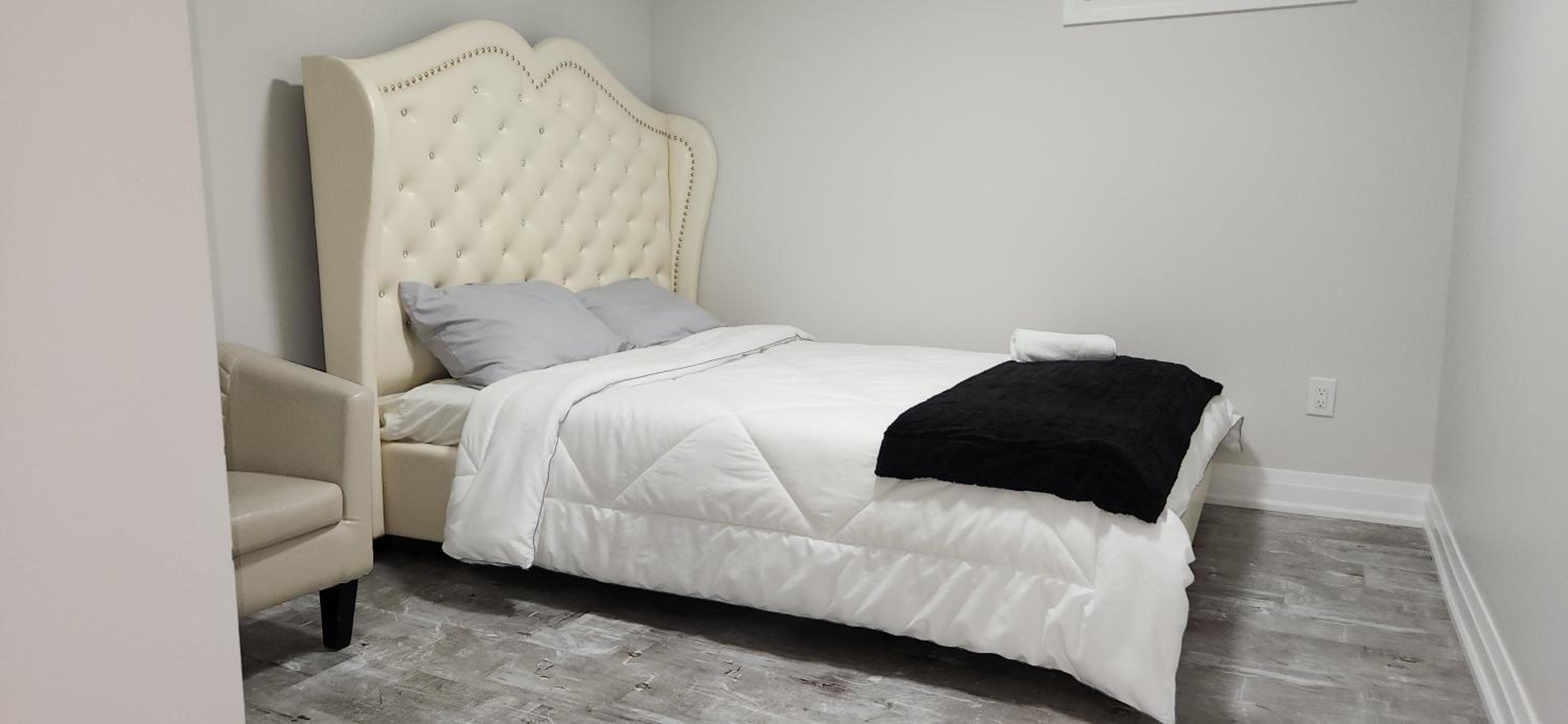 Kitchener Vacations - Cozy 2 Bedroom Home with Private Side Entrance  Self Check-in Kitchener - Property Image 30