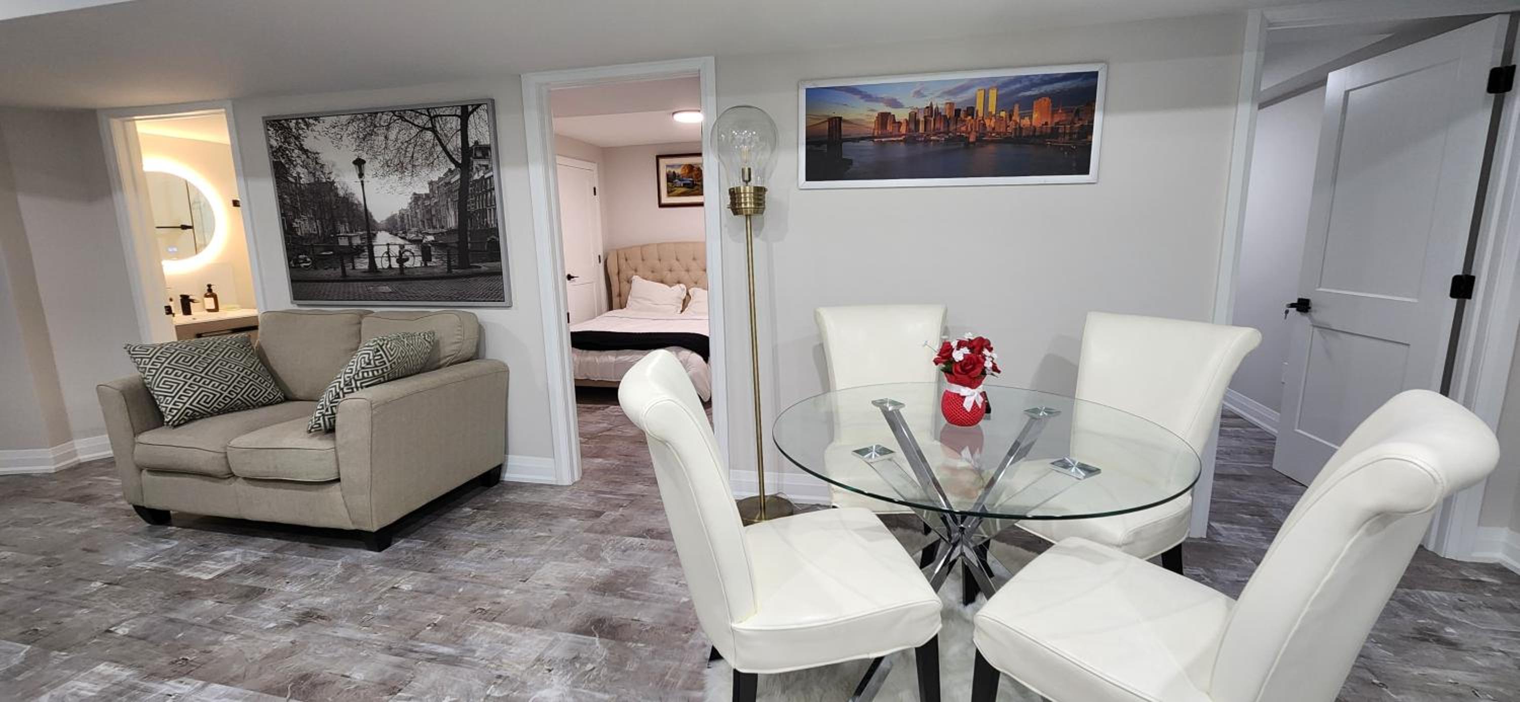 Kitchener Vacations - Cozy 2 Bedroom Home with Private Side Entrance  Self Check-in Kitchener - Property Image 29