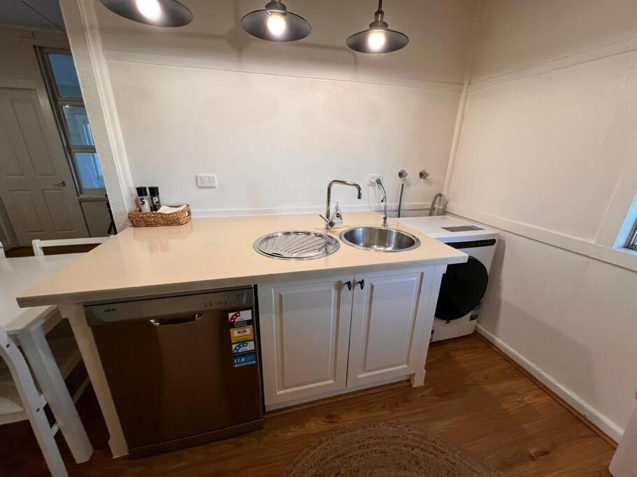Pine Hill Cottage - shabby chic & peaceful haven