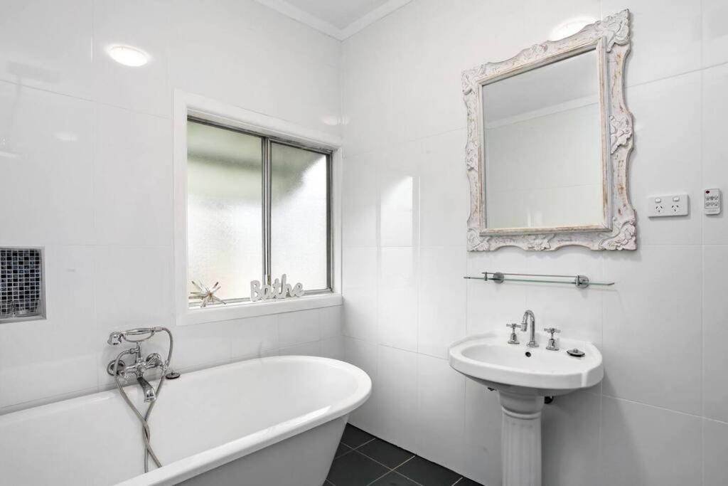 Pine Hill Cottage - shabby chic & peaceful haven
