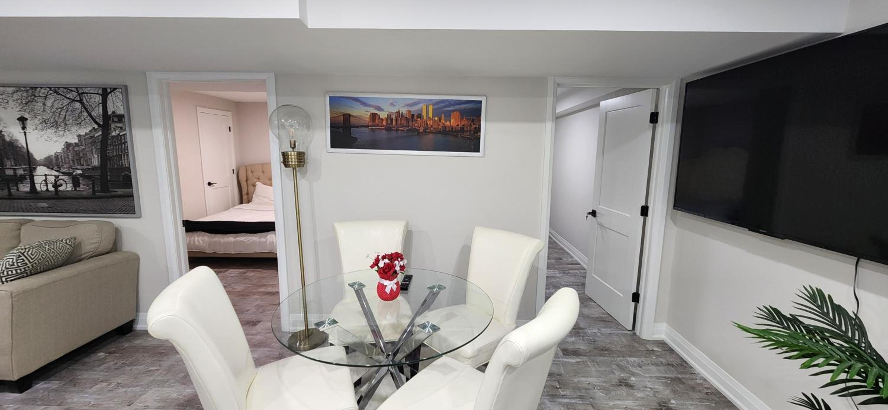 Kitchener Vacations - Cozy 2 Bedroom Home with Private Side Entrance  Self Check-in Kitchener - Property Image 26