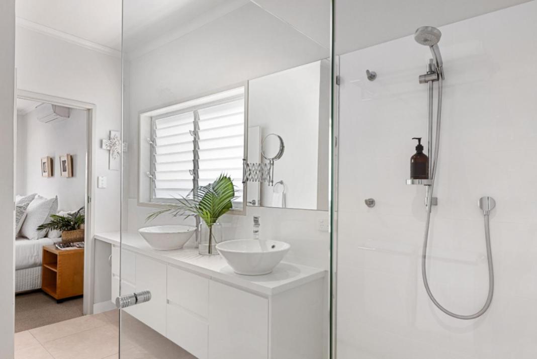 24 Cooran Court - Private Sandy Beach and Pontoon