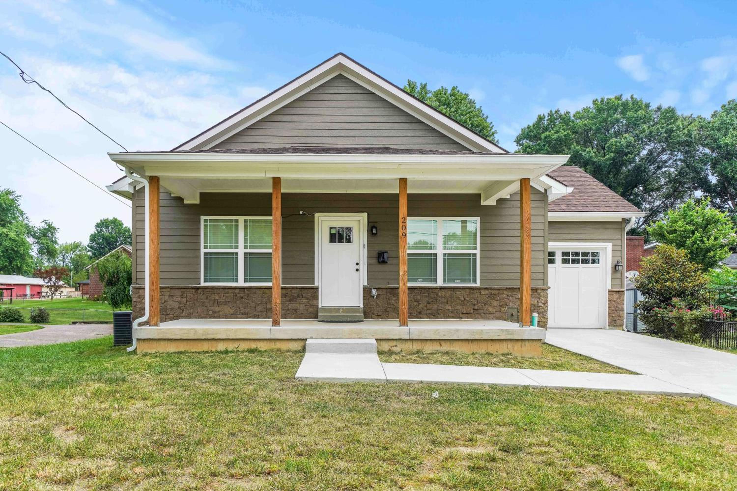 3BR 2BA Home with King Queen & Twin Beds view 3