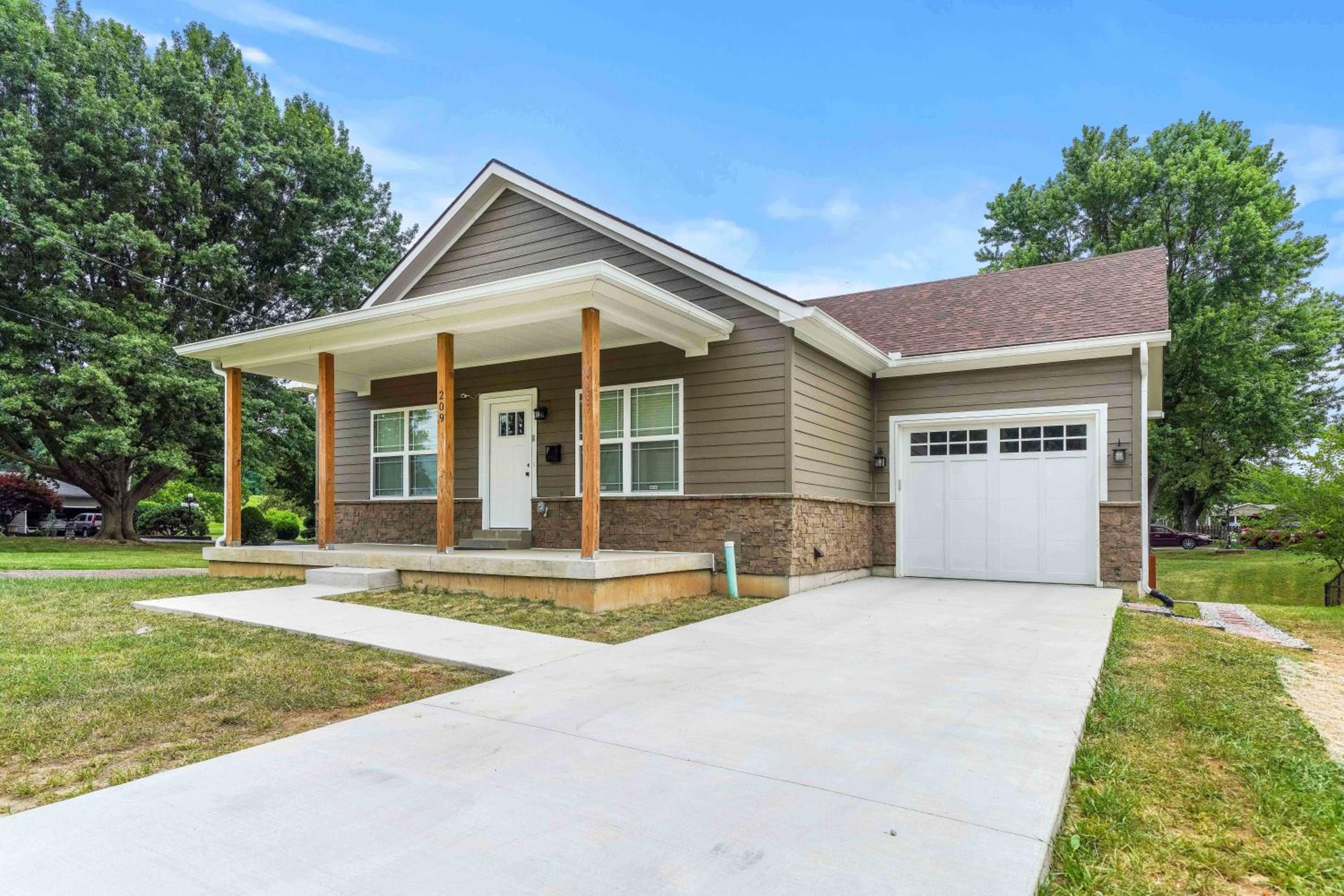 3BR 2BA Home with King Queen & Twin Beds view 4