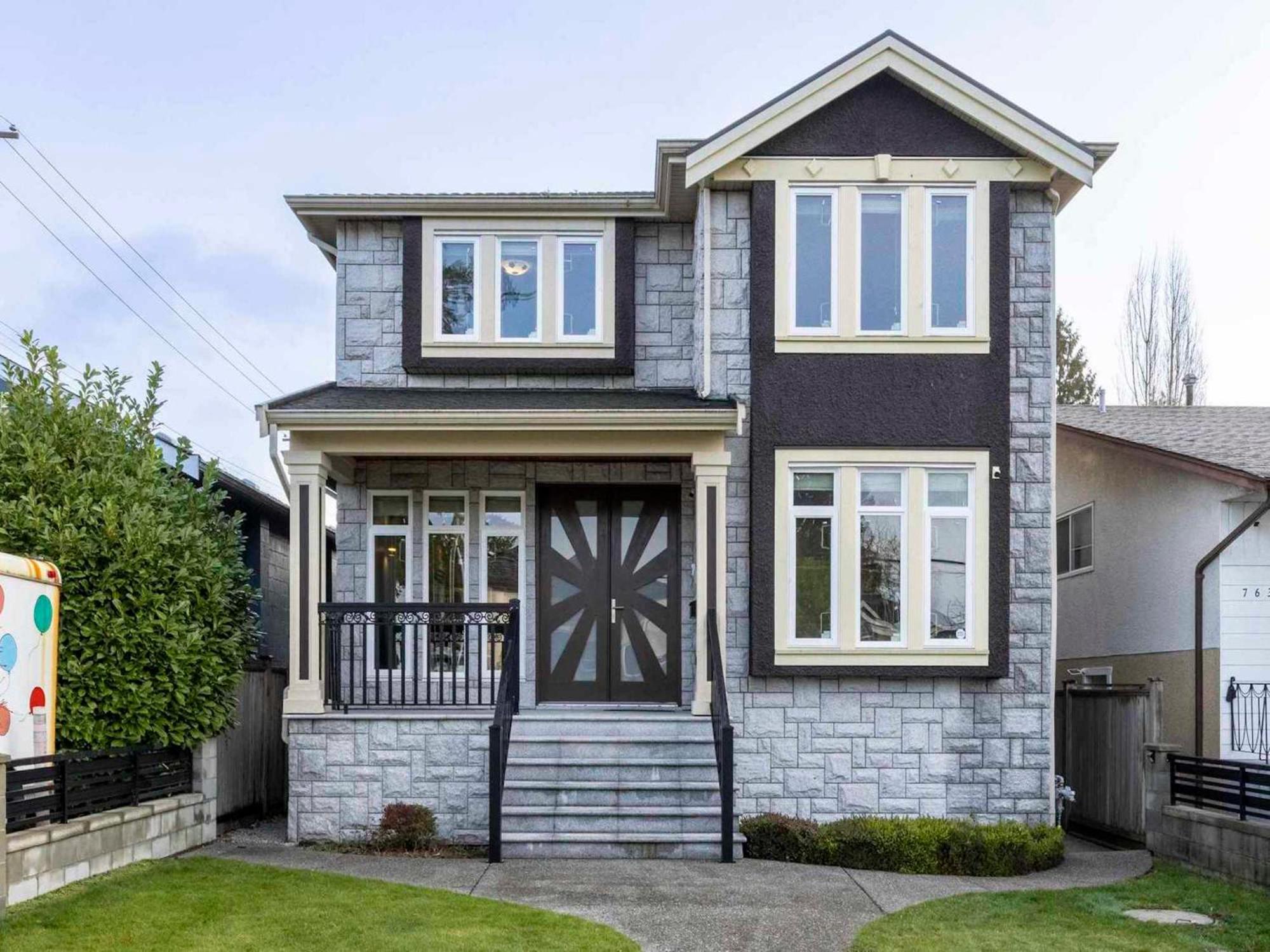 Tina House - Near Skytrain Metrotown - Image 1