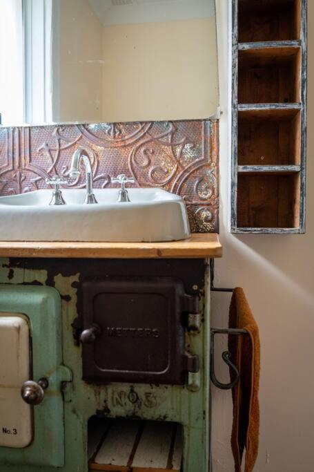 Leura Haven Homestead - Grand rustic cottage for 4