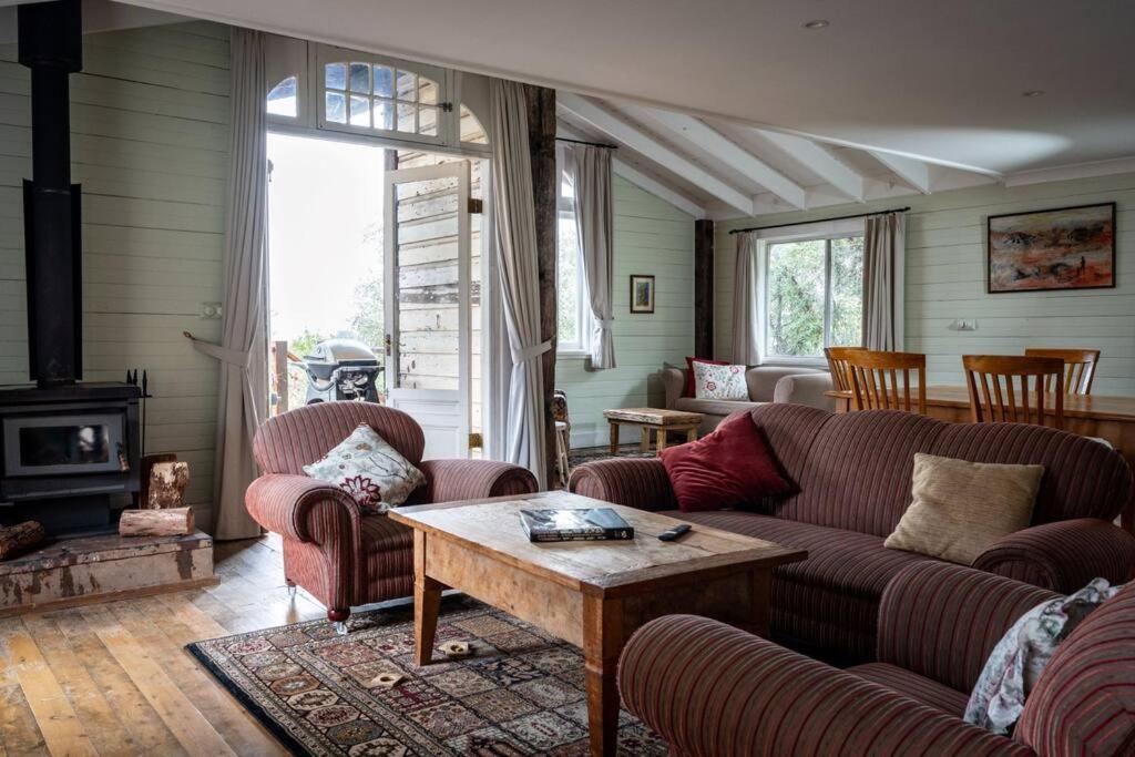 Leura Haven Homestead - Grand rustic cottage for 4