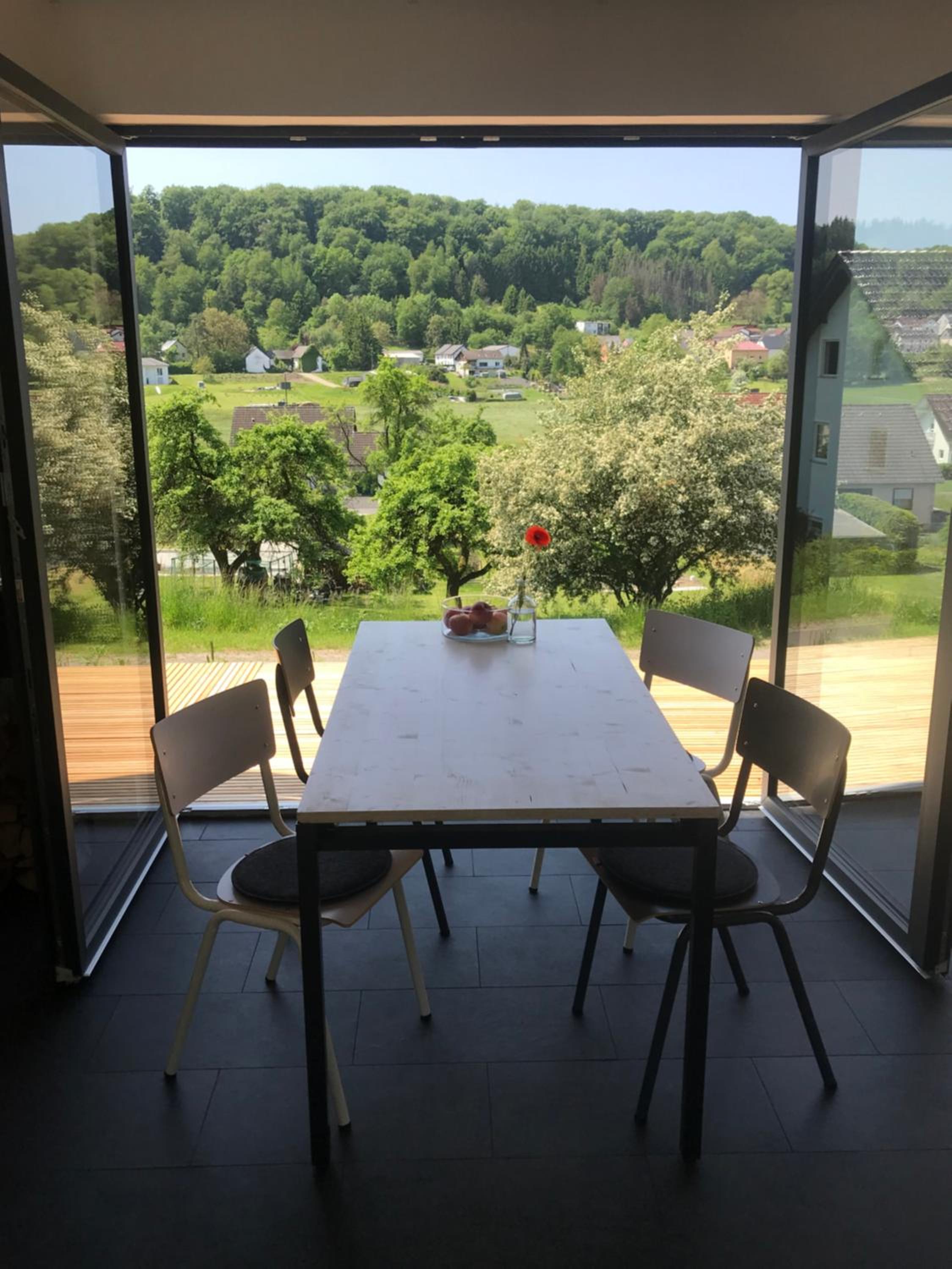 Modernes, ökologisches Design Ferienhaus in der Eifel Vulkaneifel I 2 Schlafzimmer, Sauna, Yoga & Kaminofen, schnelles WLAN & Arbeitsplatz
