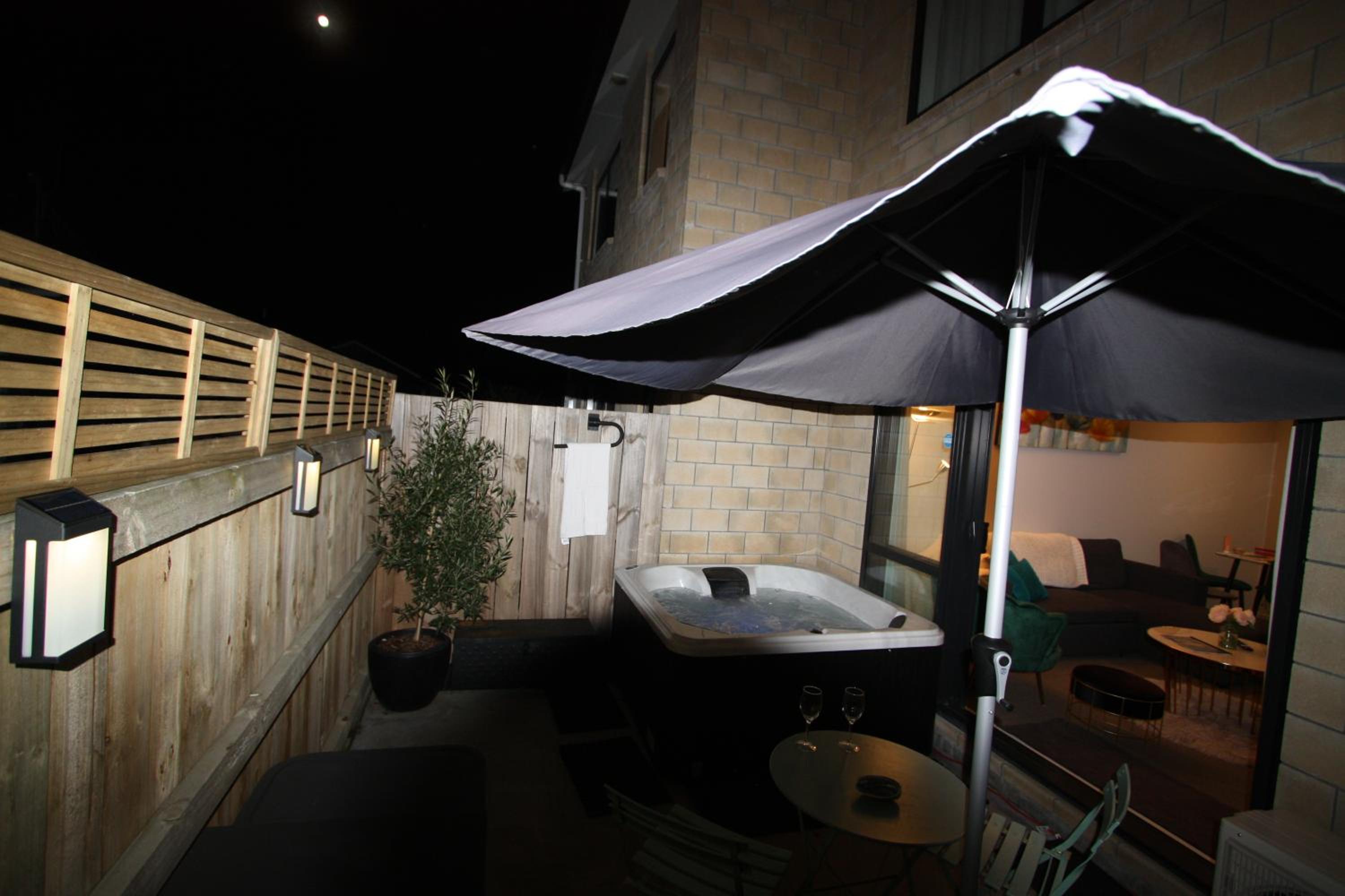 Two-Bedroom House with Jacuzzi at Rototuna! view 5