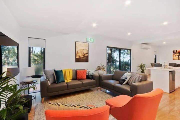 Treetops-Large Home 9km to CBD Sleeps 10