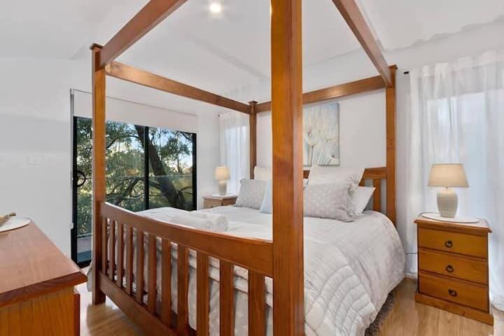 Treetops-Large Home 9km to CBD Sleeps 10