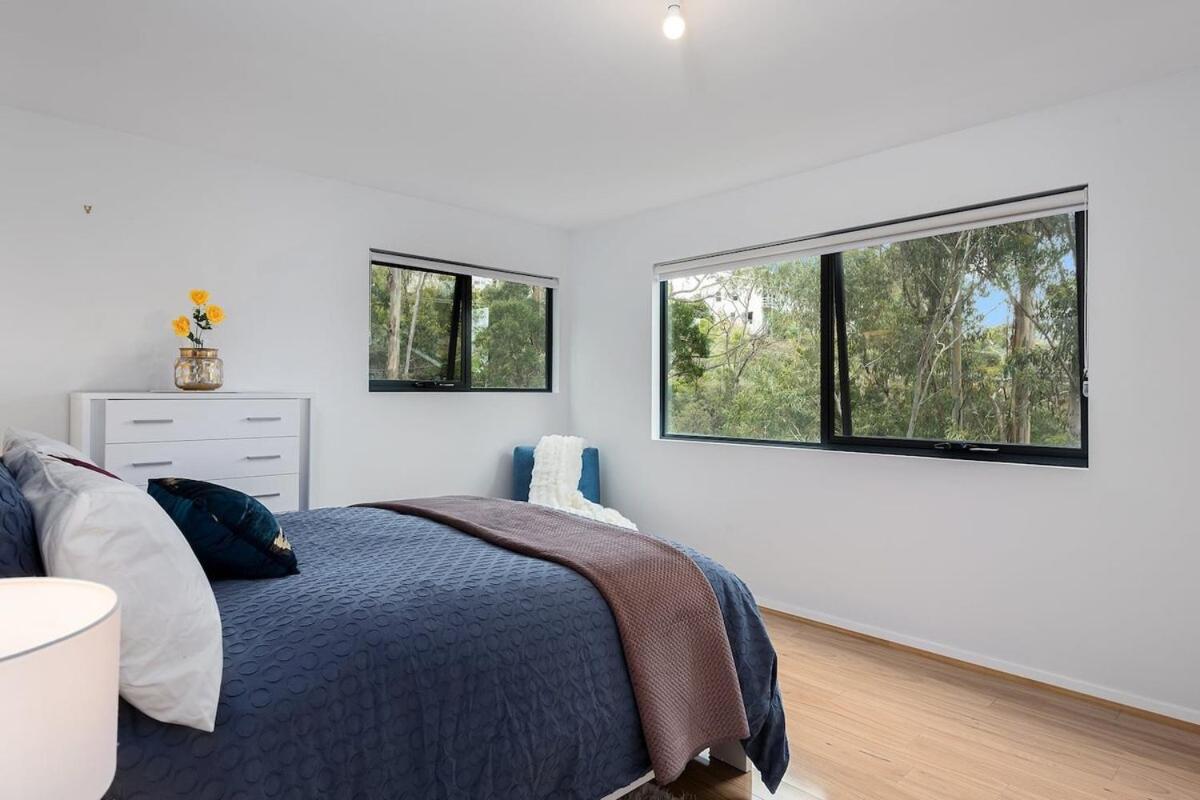Treetops-Large Home 9km to CBD Sleeps 10