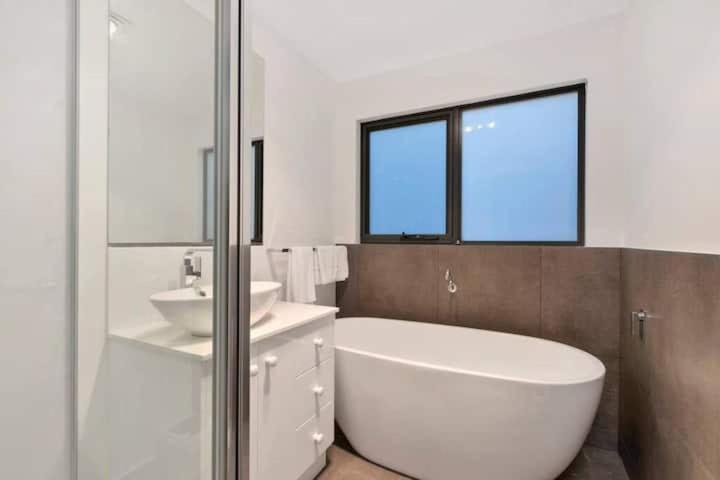 Treetops-Large Home 9km to CBD Sleeps 10