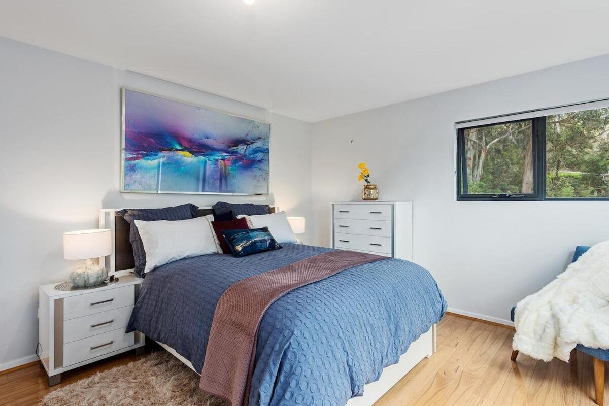 Treetops-Large Home 9km to CBD Sleeps 10