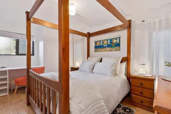 Treetops-Large Home 9km to CBD Sleeps 10