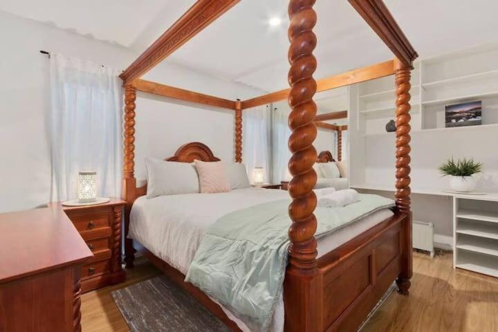 Treetops-Large Home 9km to CBD Sleeps 10