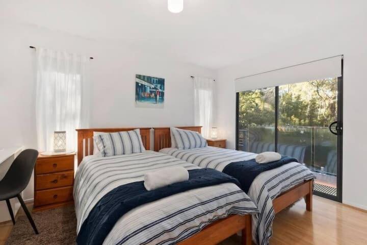 Treetops-Large Home 9km to CBD Sleeps 10