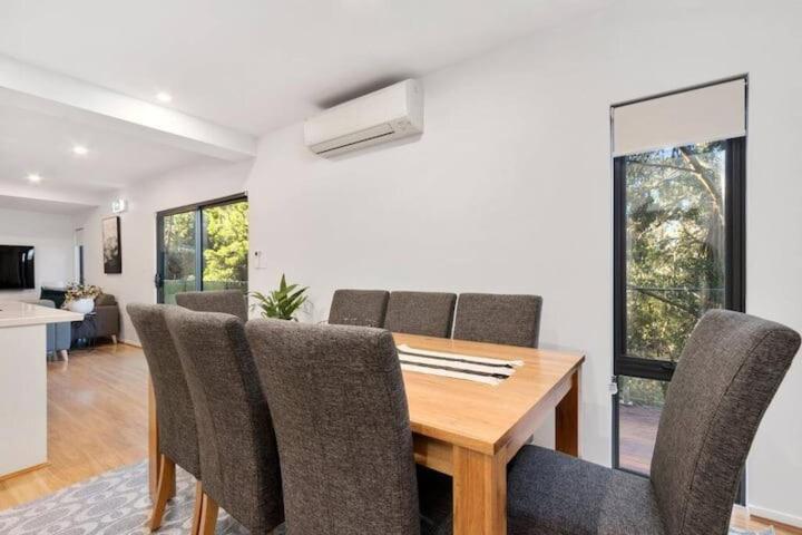 Treetops-Large Home 9km to CBD Sleeps 10