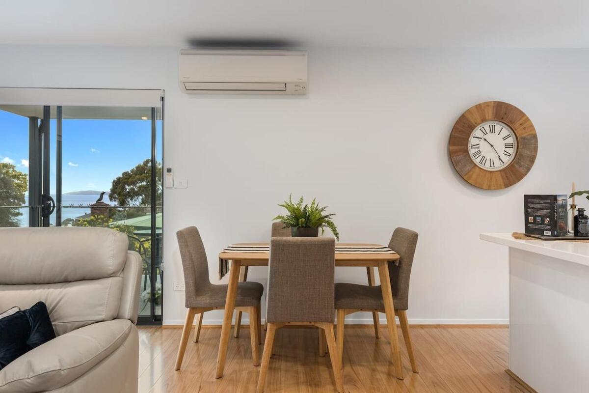 Treetops-Large Home 9km to CBD Sleeps 10