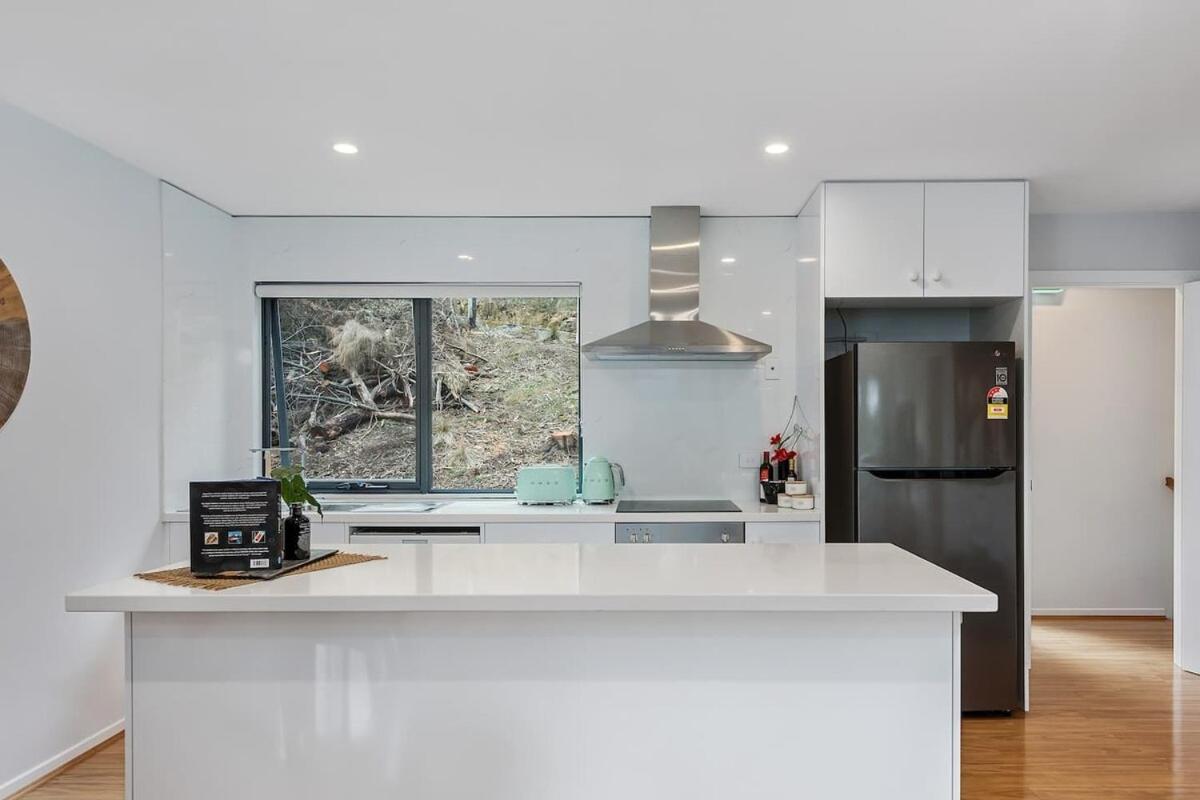 Treetops-Large Home 9km to CBD Sleeps 10