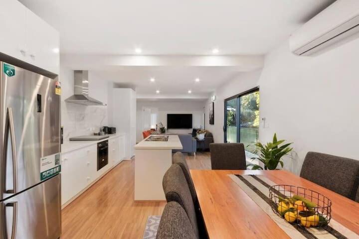 Treetops-Large Home 9km to CBD Sleeps 10