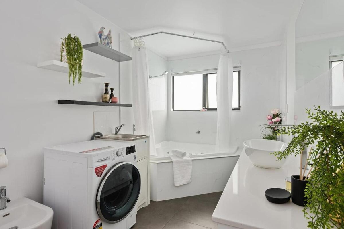 Treetops-Large Home 9km to CBD Sleeps 10