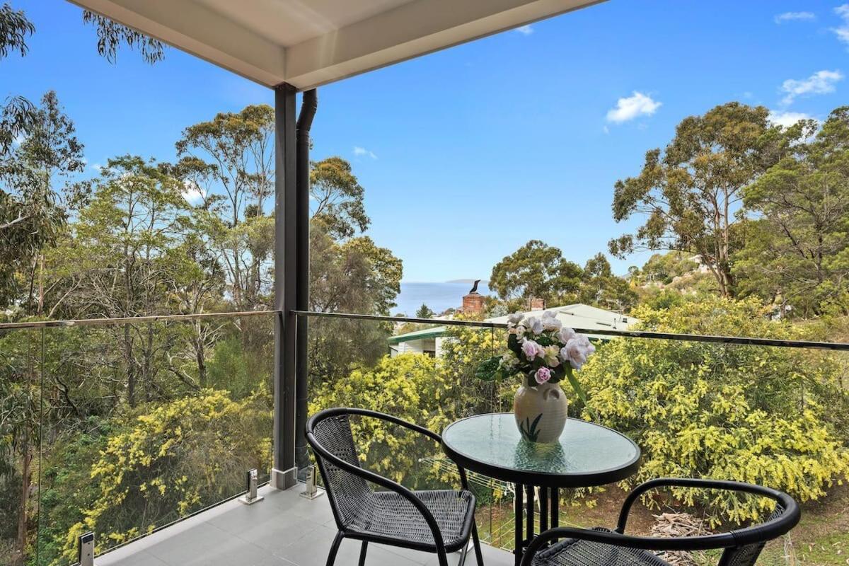 Treetops-Large Home 9km to CBD Sleeps 10