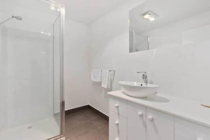 Treetops-Large Home 9km to CBD Sleeps 10