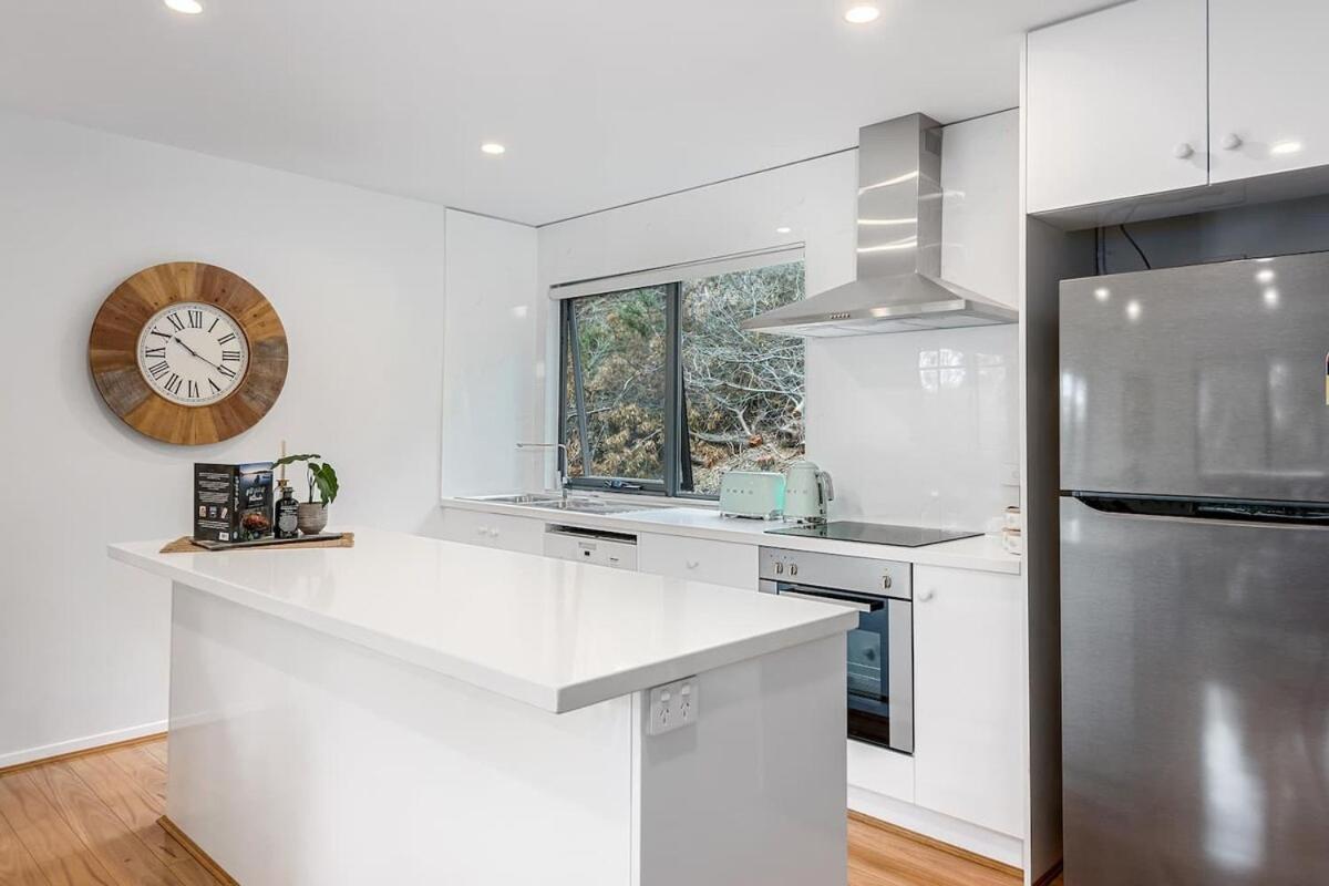 Treetops-Large Home 9km to CBD Sleeps 10