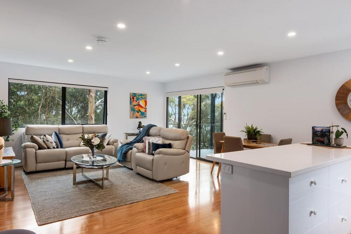 Treetops-Large Home 9km to CBD Sleeps 10
