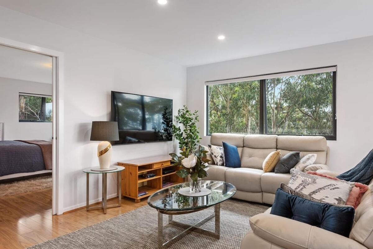 Treetops-Large Home 9km to CBD Sleeps 10
