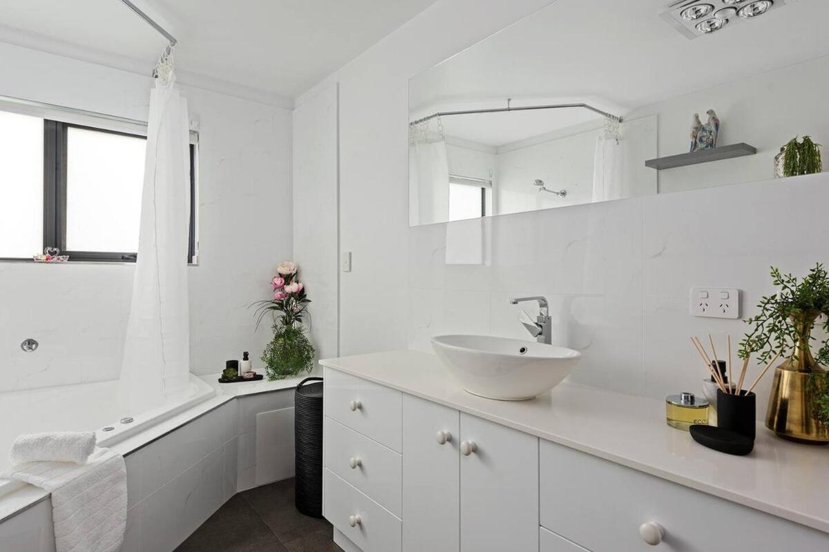 Treetops-Large Home 9km to CBD Sleeps 10